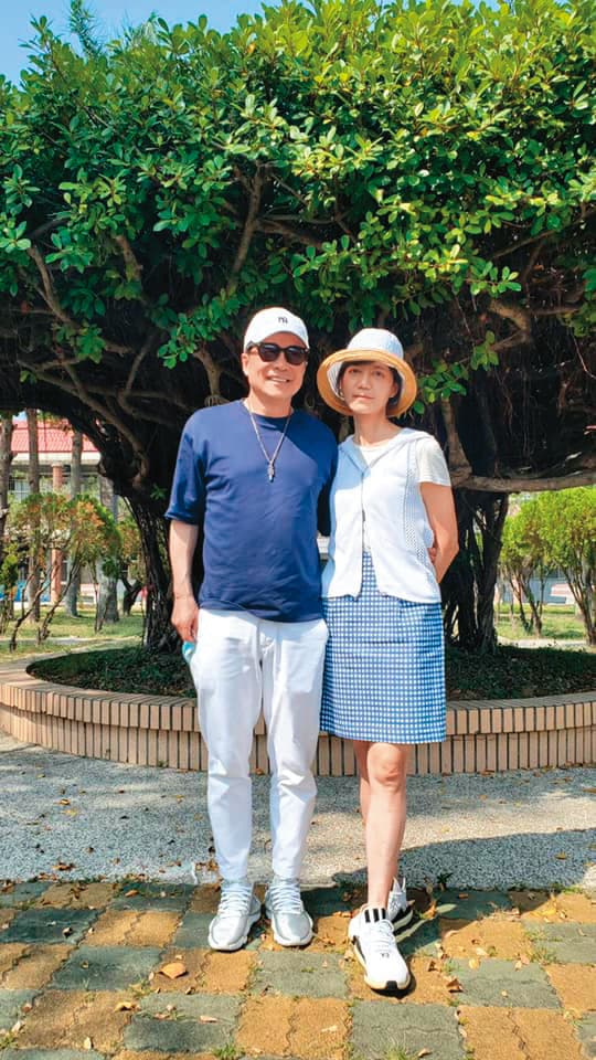 蘇麗媚(右)打造個人事業,老公張榮華(左)一路支持。(翻攝自蘇麗媚臉書)