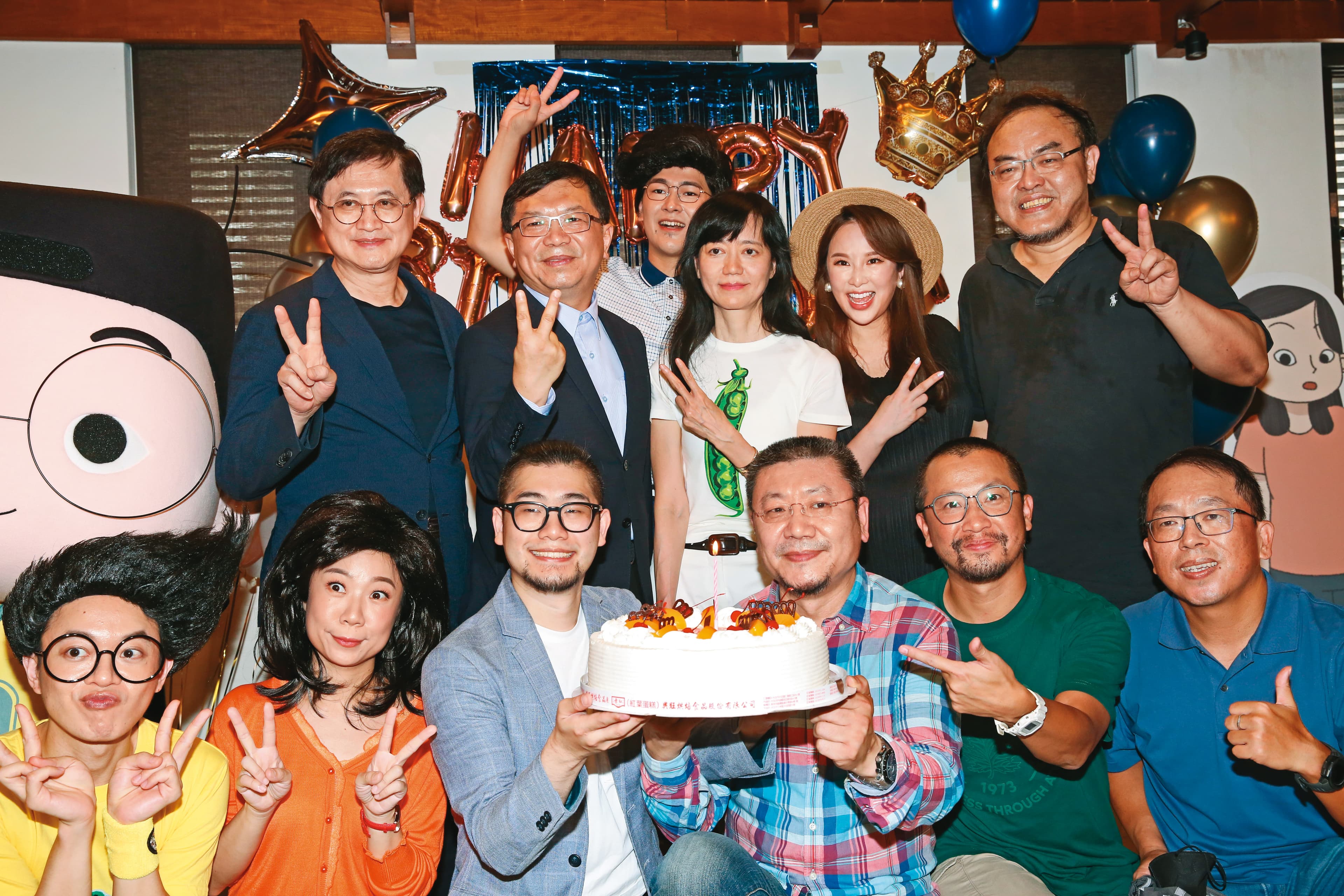 「阿甯咕劇團」9月成立,蘇麗媚(後排中)以團長身開趴慶祝。(夢田文創提供)