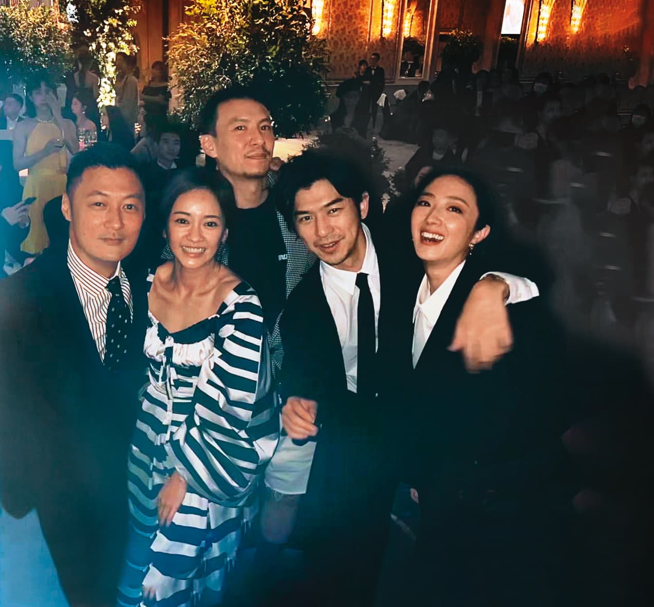 出席楊祐寧婚禮時,余文樂(左起)與陳意涵、張震、陳柏霖和桂綸鎂等好友合照。(翻攝自余文樂IG)