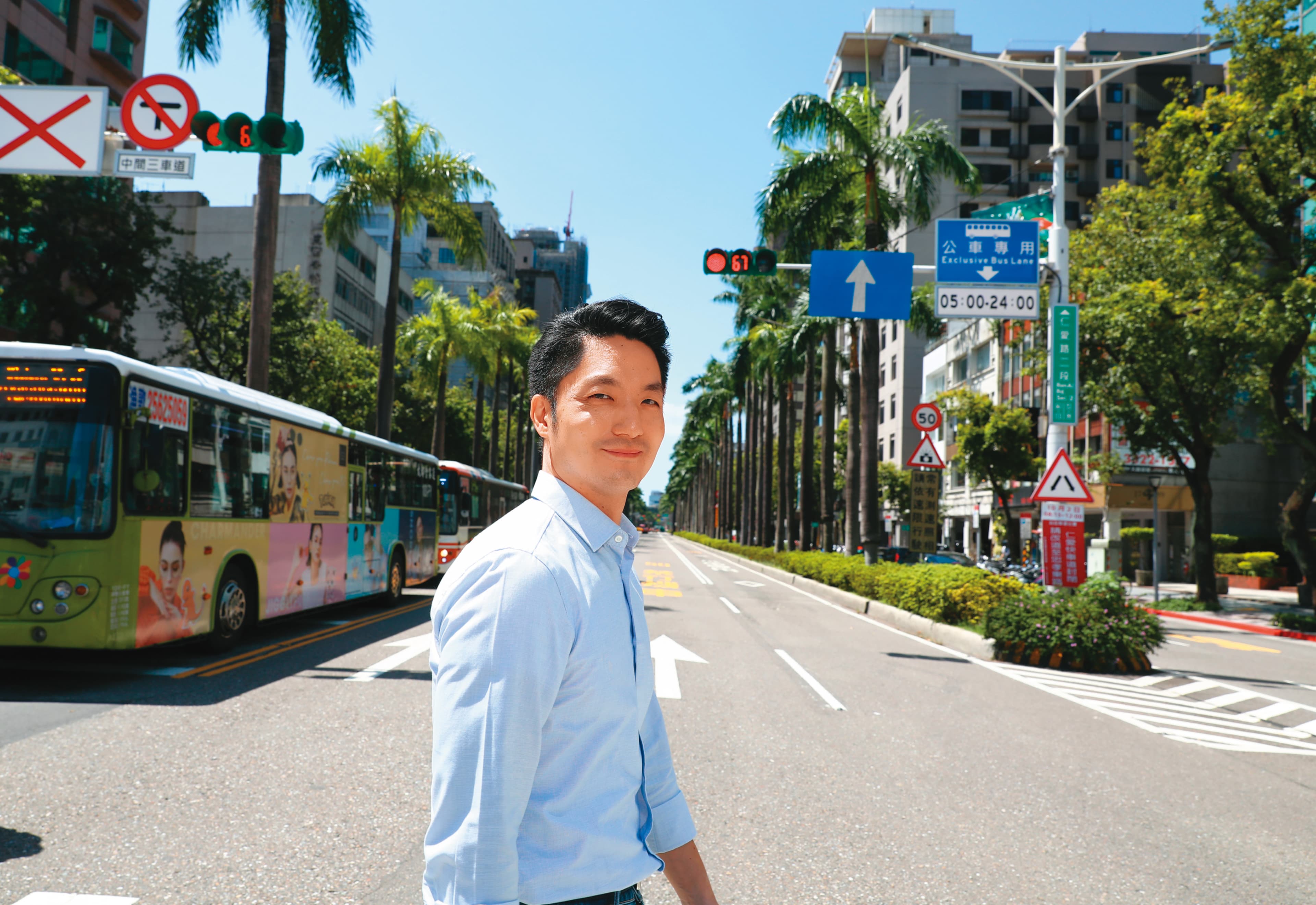 蔣萬安22日接受本刊專訪,談到他希望減輕年輕夫妻的負擔,因此提出生育補助等政策。(杭大鵬攝)