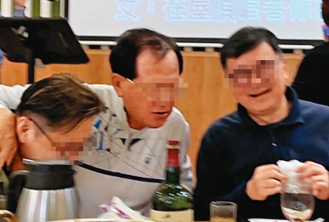 清大EMBA楊姓學生（中）常與系主任等人吃飯喝酒，關係不錯。（讀者提供）