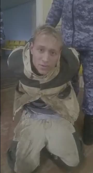 槍手齊寧(Ruslan Zinin)開槍後遭壓制逮捕拘留。(翻攝推特@nexta_tv)