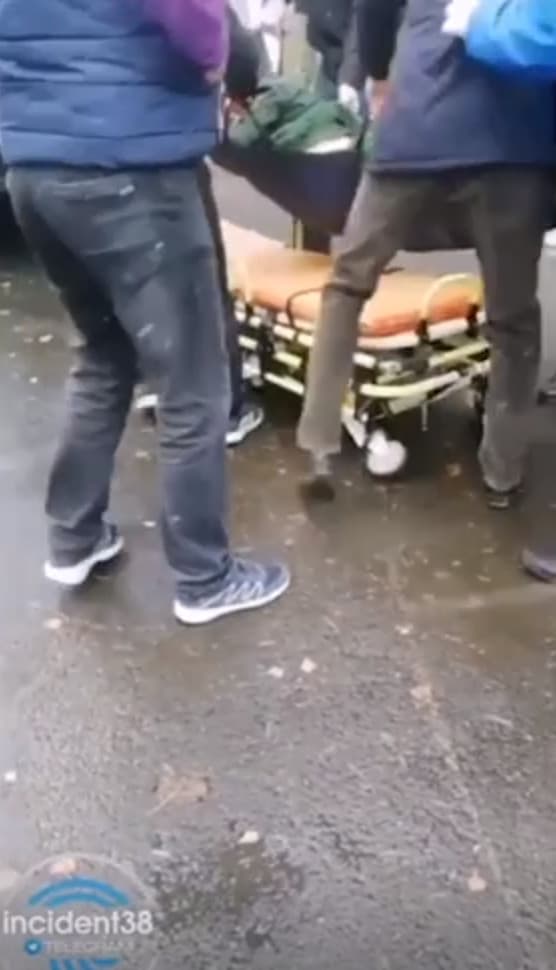 指揮官中槍後遭抬出準備送醫搶救。(翻攝鏡報)