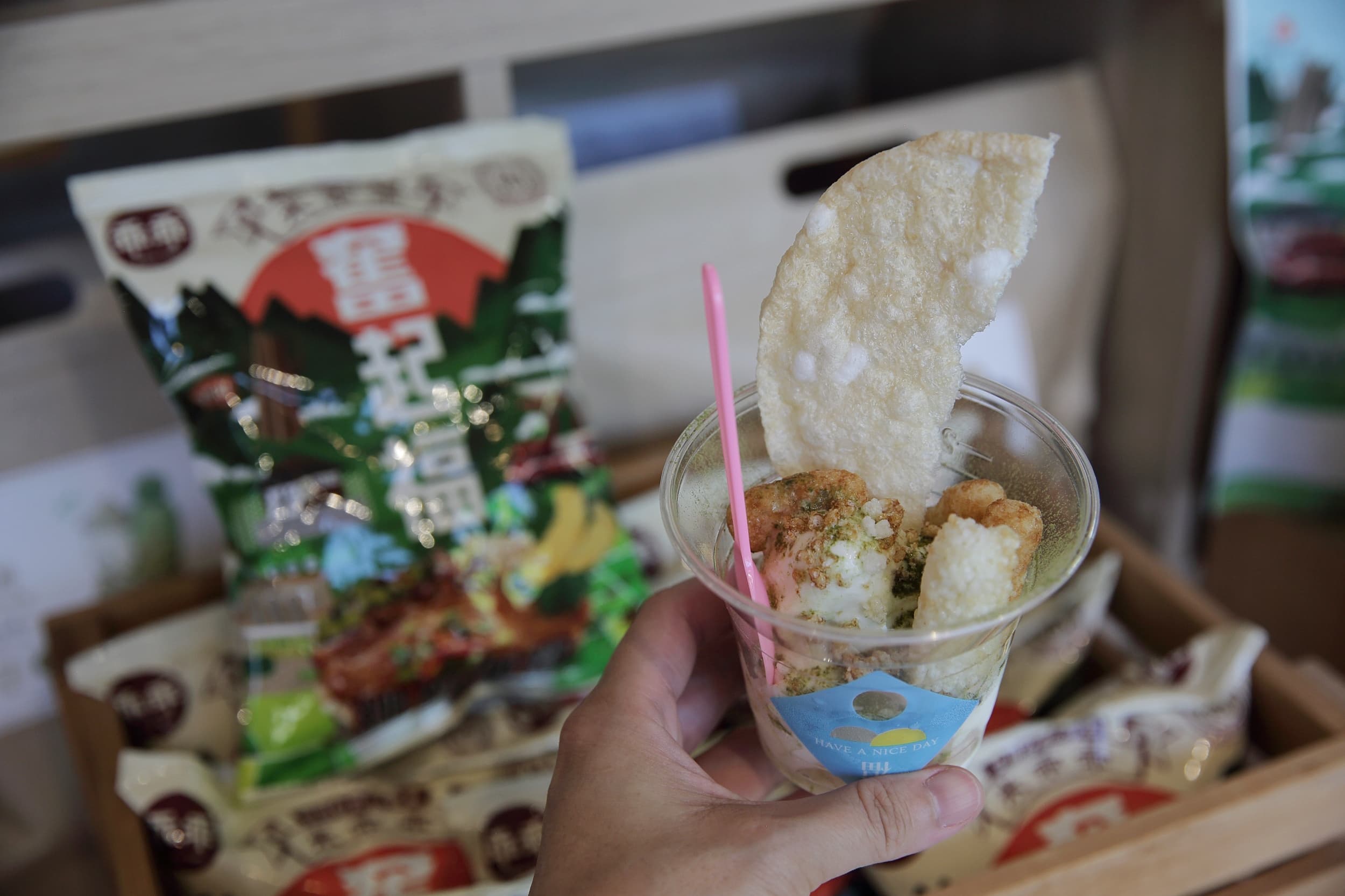 可以吃到各種米餅的「阿里山日出霜淇淋」。(100元/杯)