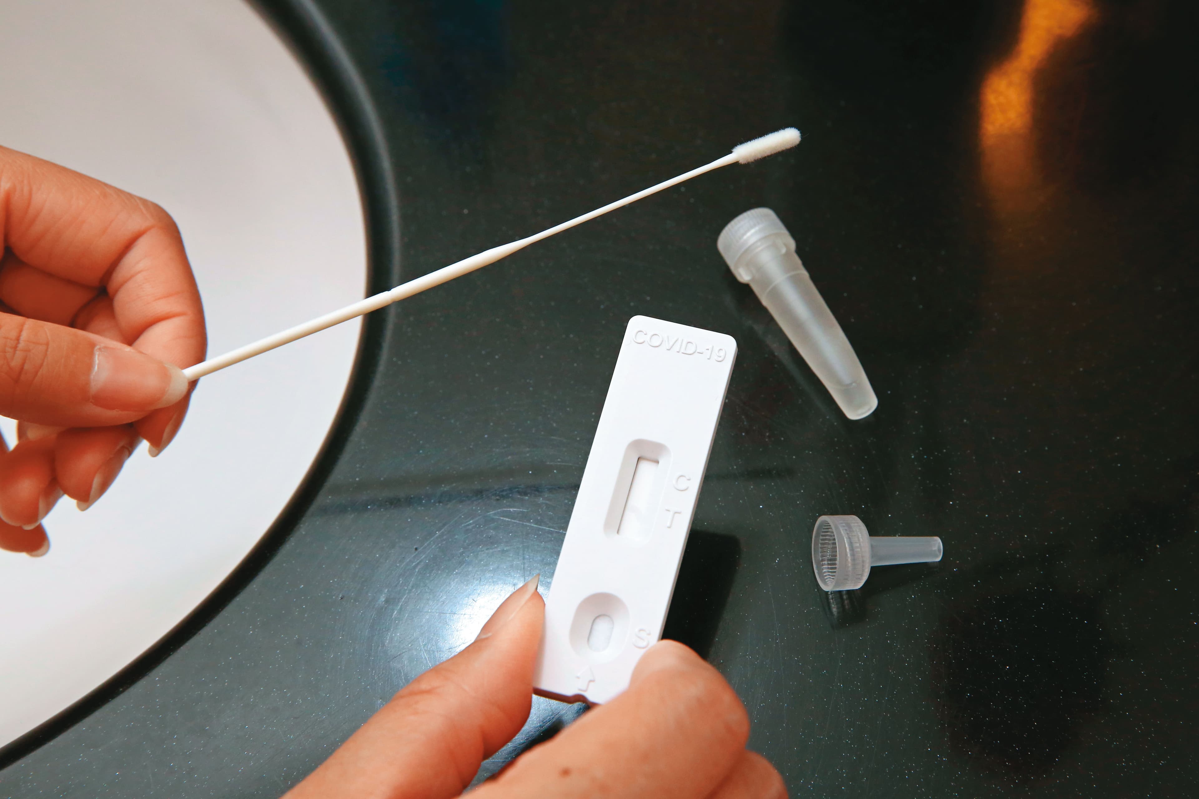 邊境解封後,將取消機場唾液PCR,改發4劑快篩讓入境者自行篩檢。