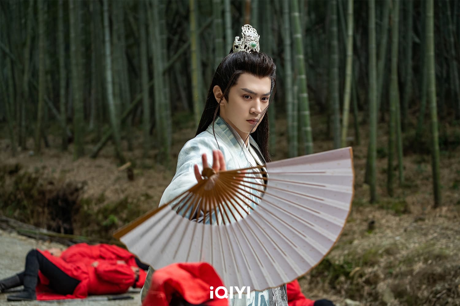 陳哲遠飾演沈月創作小說中的反派角色蕭無敵。(愛奇藝國際站提供)