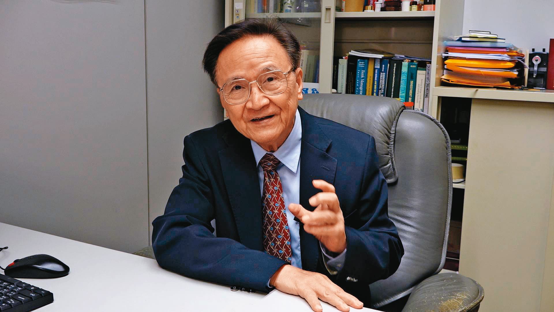 殷乃平示警:「明年全球經濟會陷入衰退,台灣經濟也會受影響,大家要有心理準備,明年可能要過苦日子。」(蔡宗儒攝)