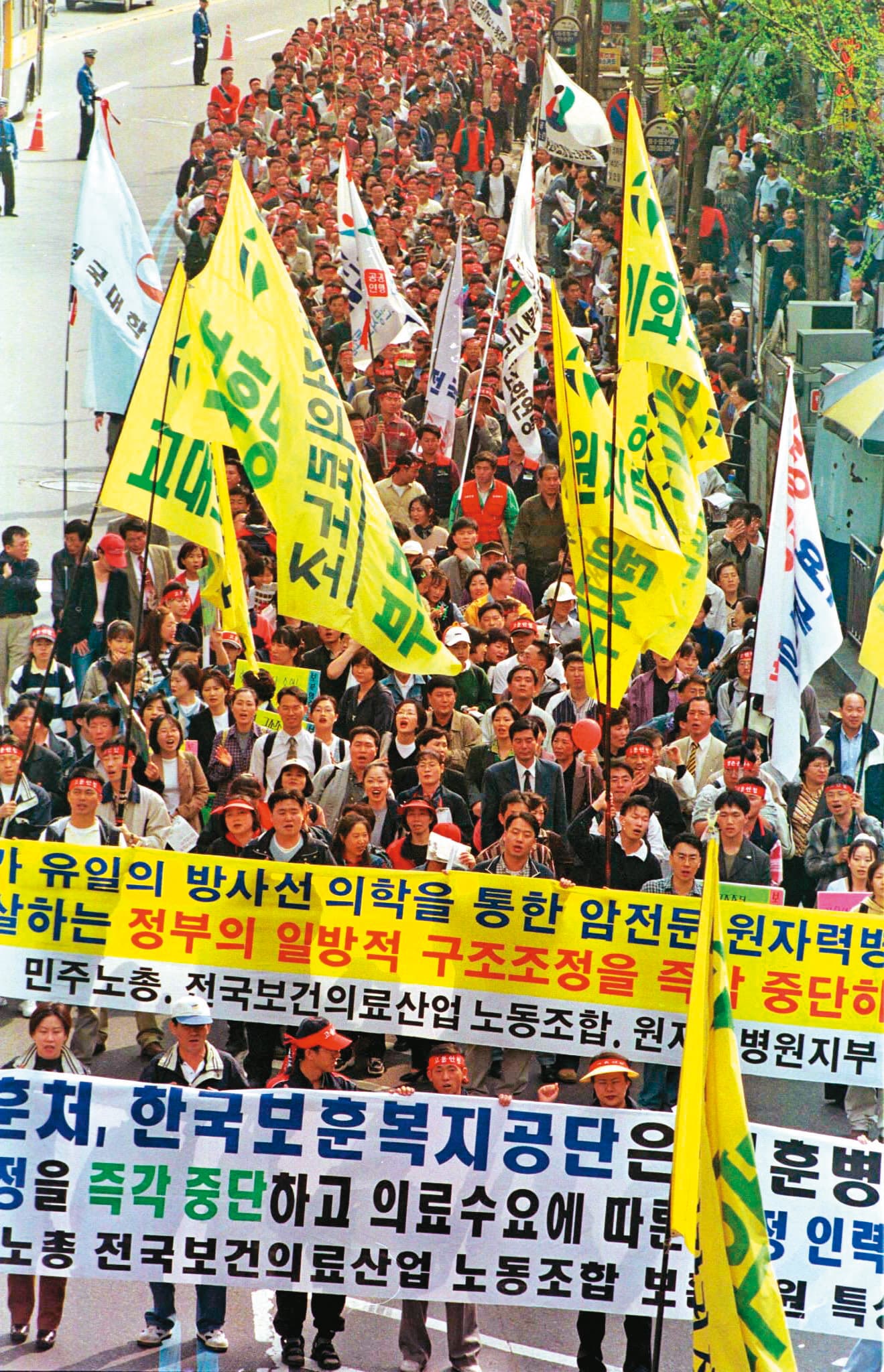 1997年發生亞洲金融風暴,隔年韓國民眾走上街頭抗議。(達志影像)