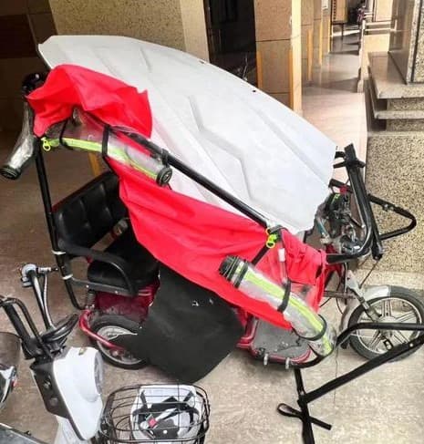 老翁的電動車整台被壓垮。(翻攝自網易新聞)