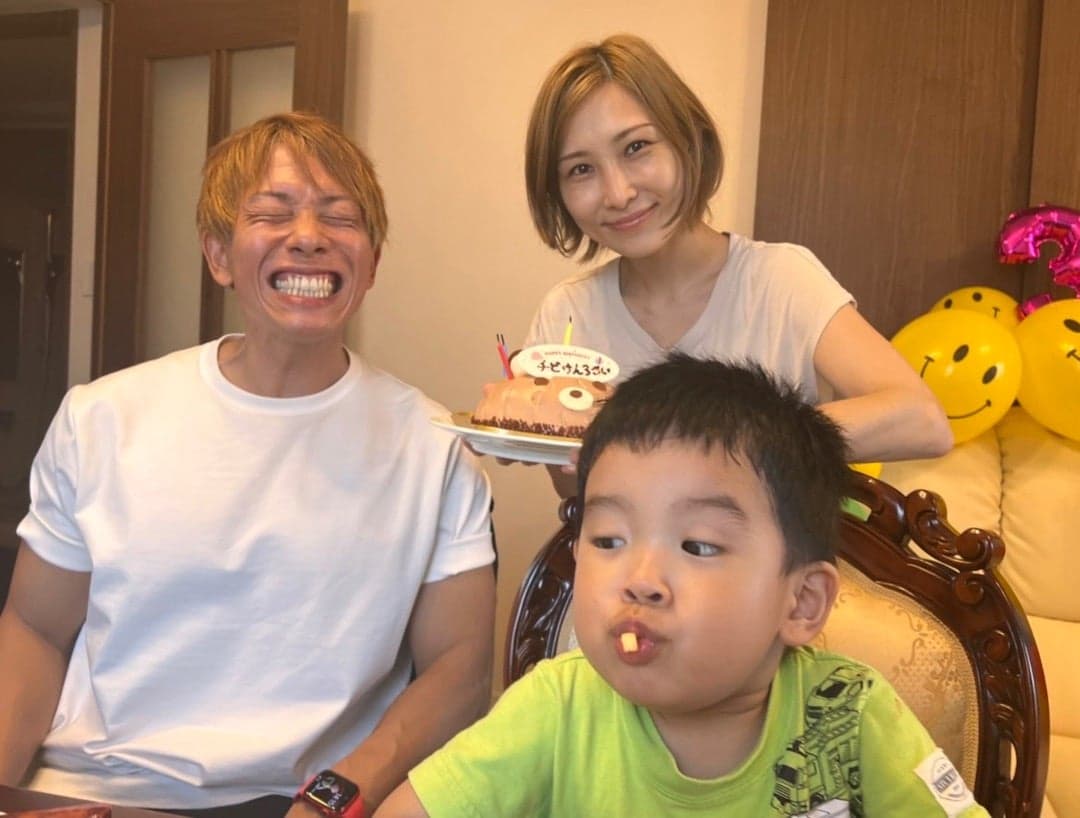 伊藤春香(右後)今宣布與清水健(左)解除事實婚關係,並公開一家三口的幸福合照。(翻攝自伊藤春香部落格)