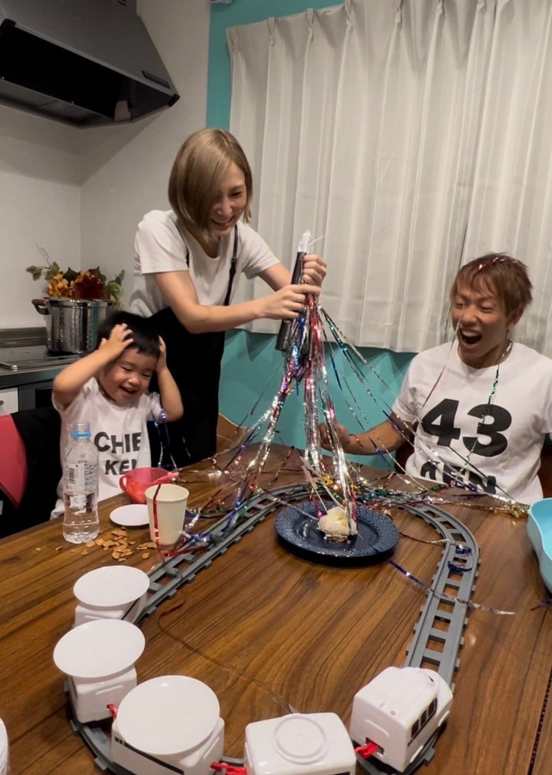 清水健(右)強調和伊藤春香(中)分開後,也會一起陪伴兒子。(翻攝自清水健Twitter)