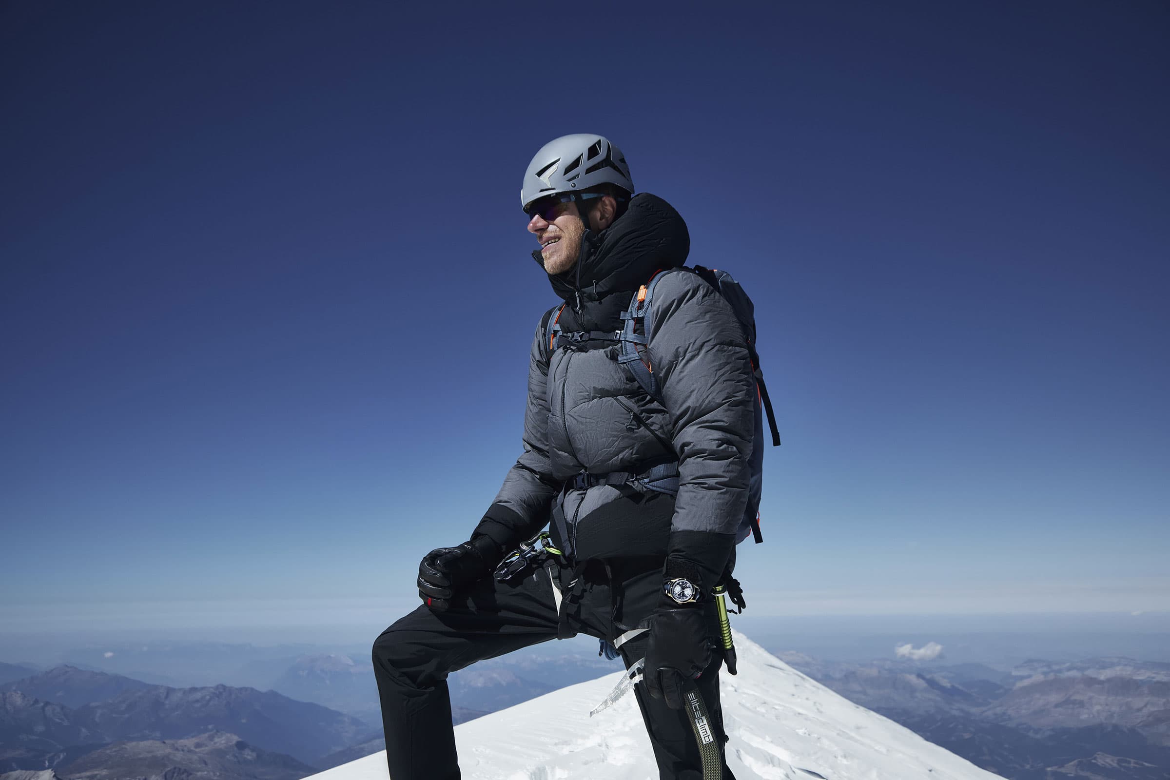 登山家Simon Messner在今年8月配戴全新限量錶進行探索品牌源頭之旅,登頂白朗峰。