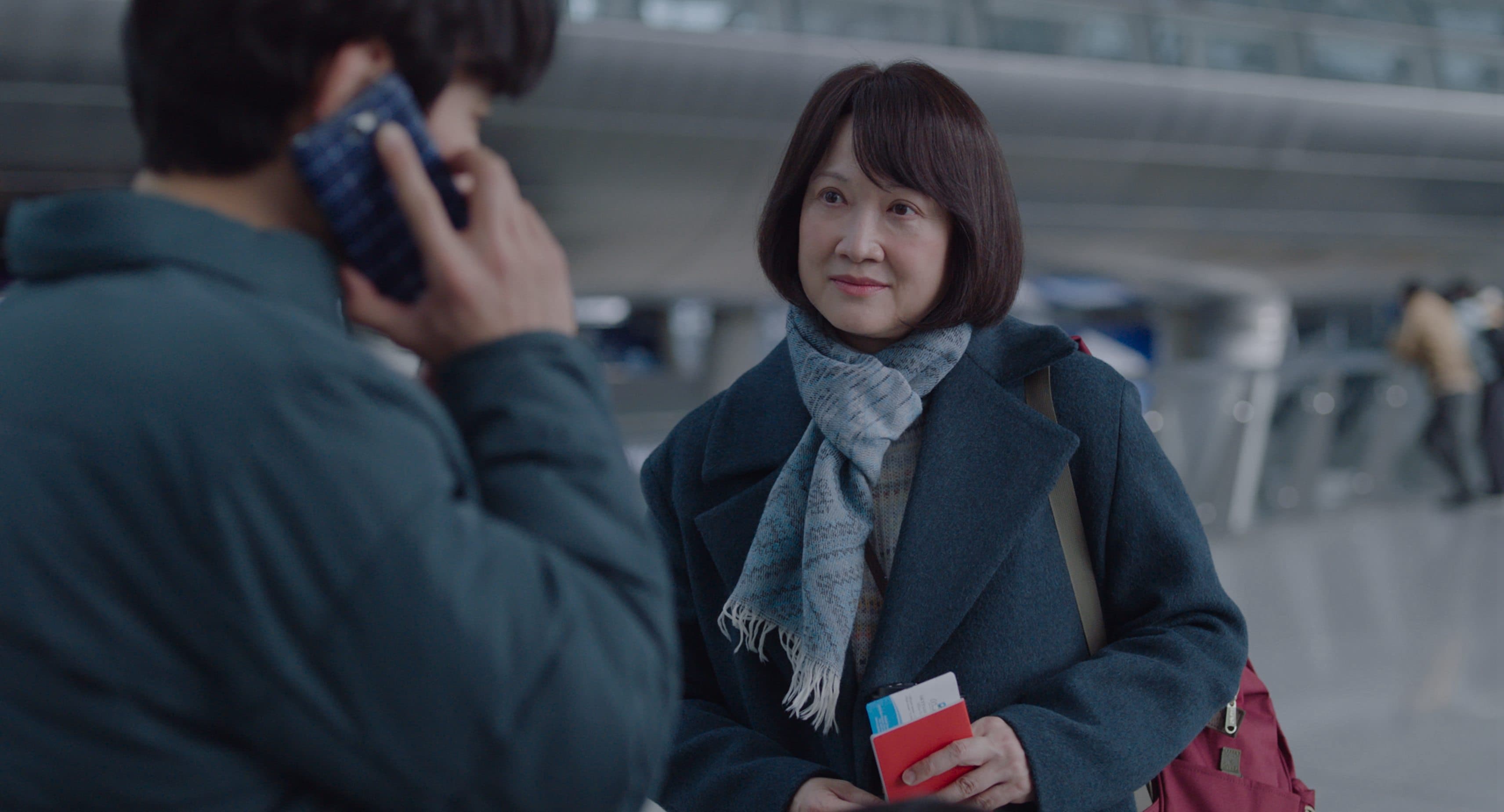 新加坡資深演員洪慧芳在《花路阿朱媽》飾演隻身前往韓國冒險的中年婦女。(金馬執委會)