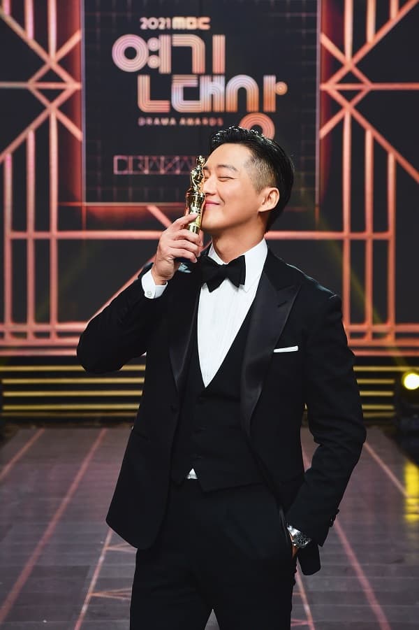 南宮珉去年拿下MBC演技大賞的最大獎,發表感言時也不忘感謝女友陳雅凜。(翻攝自liveen)