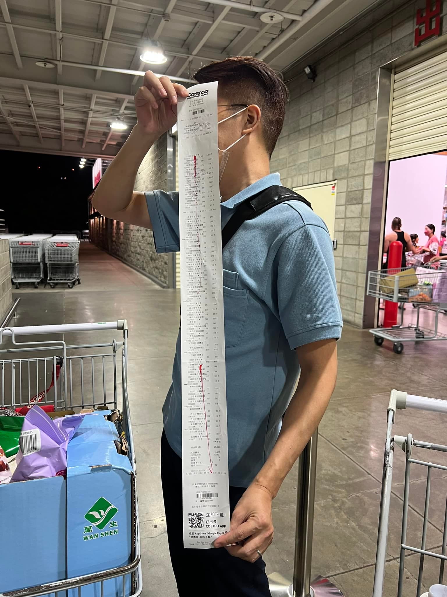 一對新人到好市多採買結婚用品，結果獲得「超長一串」的購買明細。（翻攝自臉書社團Costco好市多 商品經驗老實說）