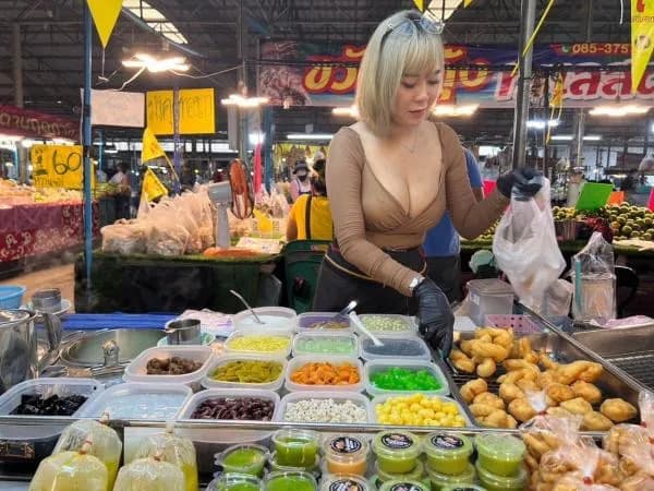 宋格拉在市場販售豆漿和其他小吃。(翻自《Sanook》)