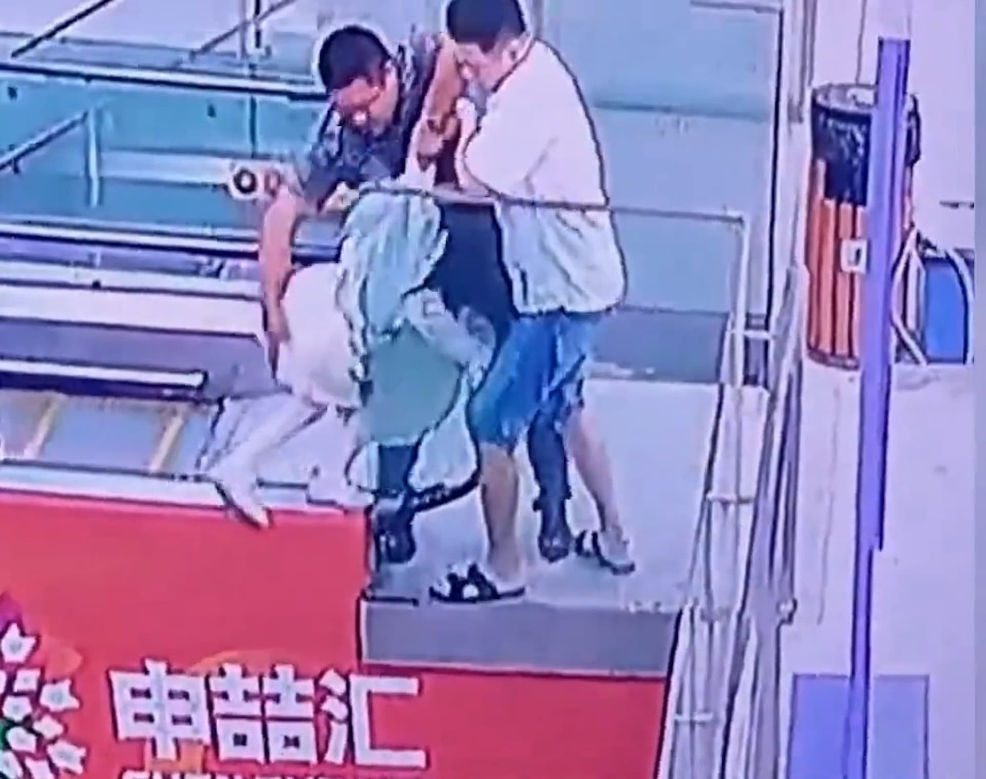 丁男一手抱住女童臀部救起。（翻自微博）