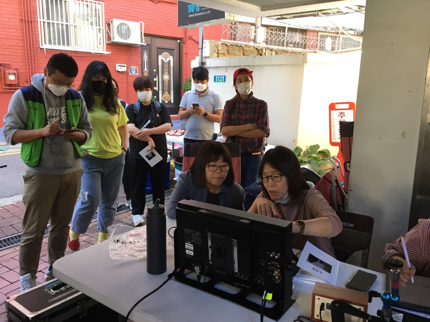 李姃垠(左)和導演申秀媛在片場積極溝通討論,申秀媛也將自己的經驗分享給李姃垠,幫助她投入角色。(可樂電影提供)