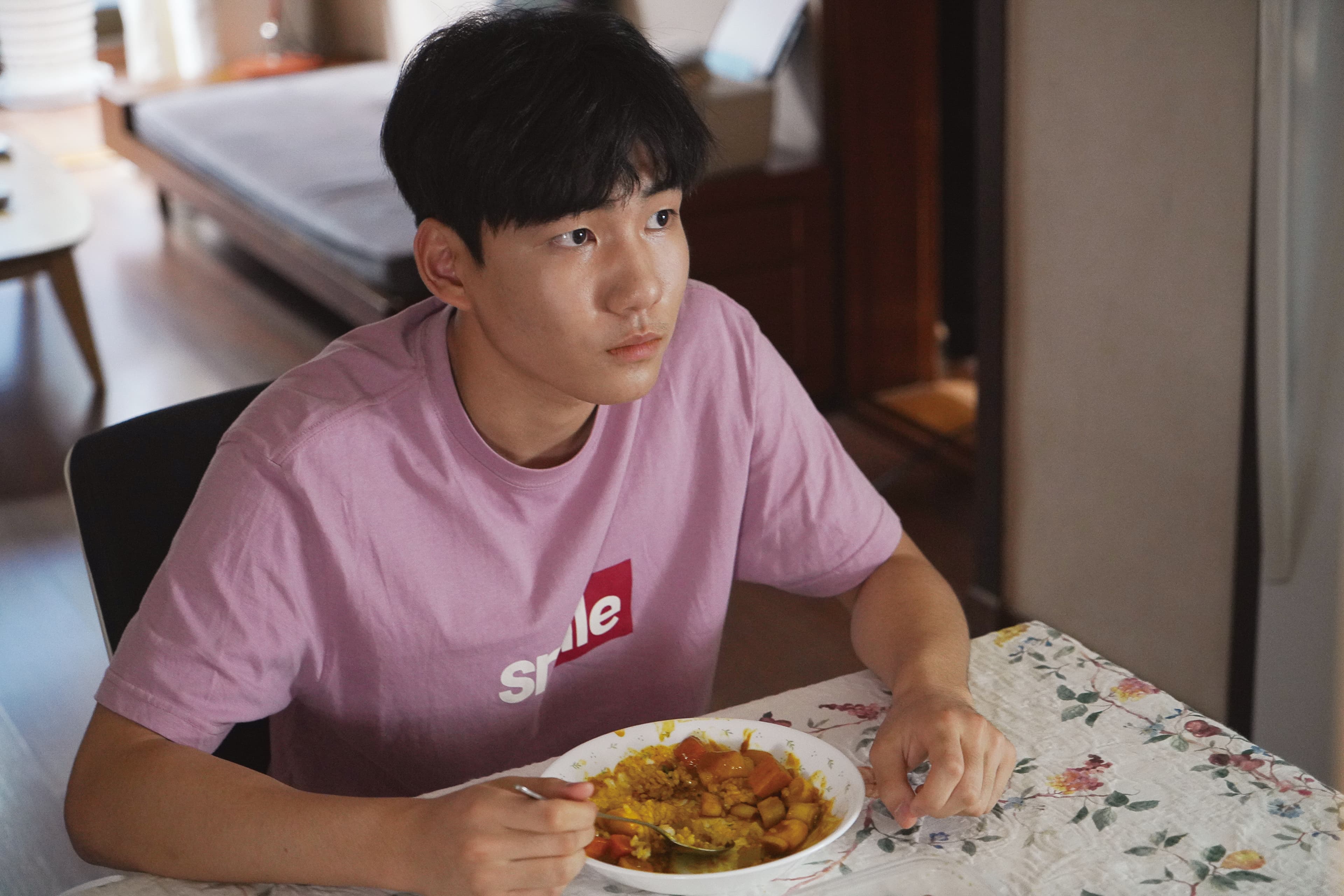 陳俊翔年僅19歲但已有超過10年的戲齡,紮實的演技獲得《女影人生》導演青睞在片中飾演李姃垠的兒子。(可樂電影提供)