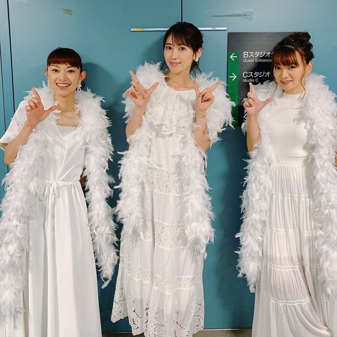 保田圭(右)雖已結婚生子,但仍不時會和早安少女組的戰友們如石黑彩(左)、飯田圭織登台演出。(翻攝自保田圭Instagram)