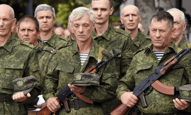 這群後備軍人臉上寫滿倦容。（翻攝自太陽報）