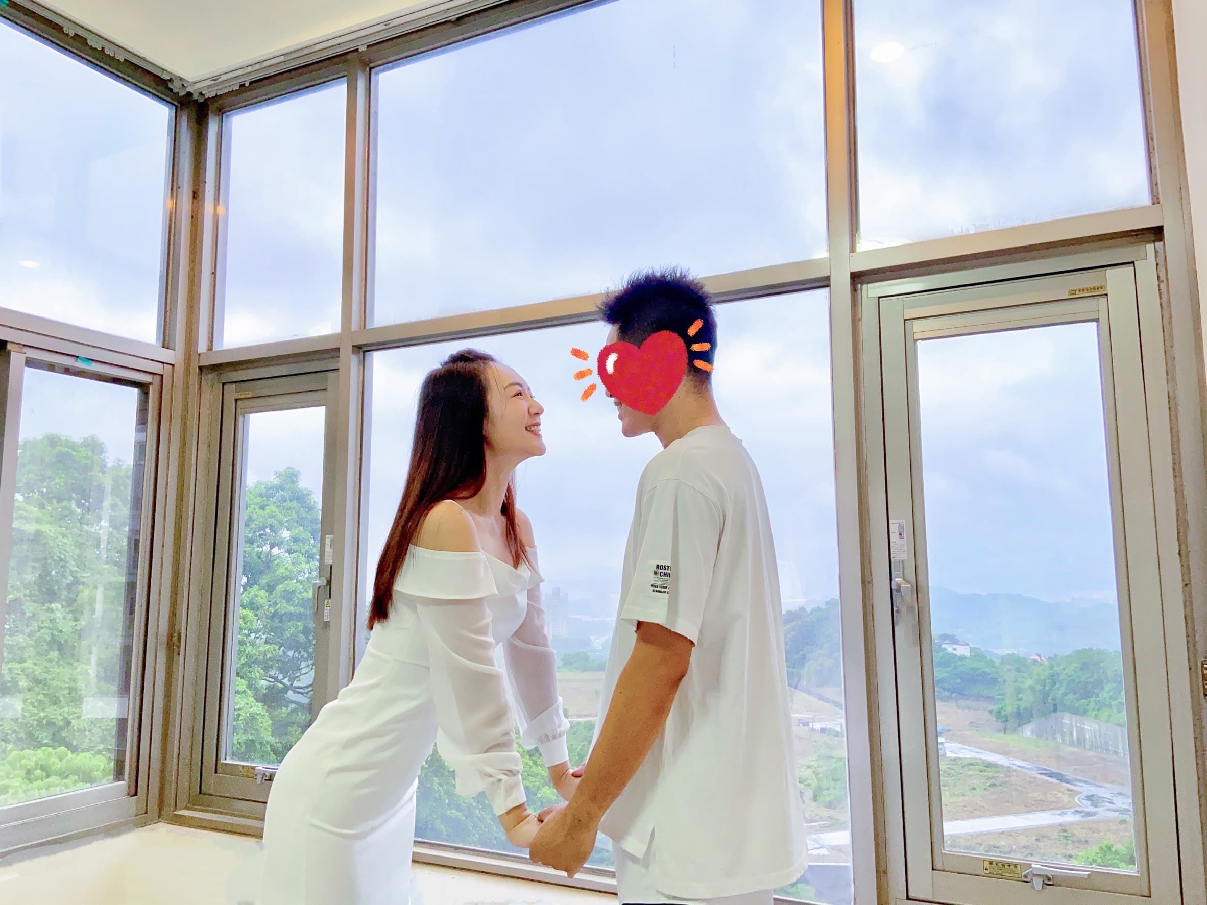 李又汝登記結婚，特別穿白色洋裝。（民視提供）