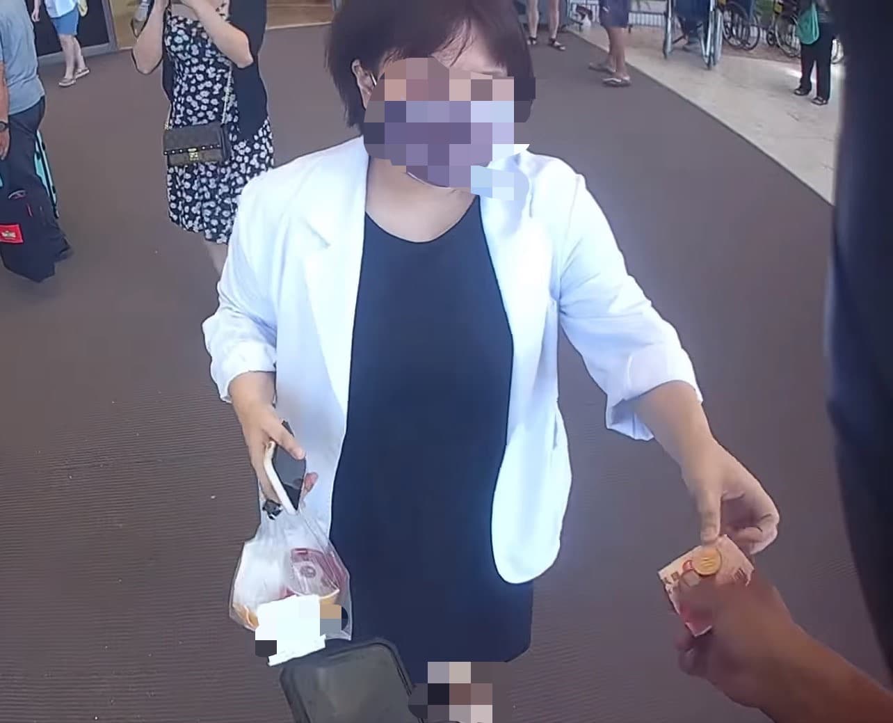 訂餐人不耐煩地將錢交給外送員,不給他機會解釋,催促他趕緊找錢。(截圖自爆怨公社)