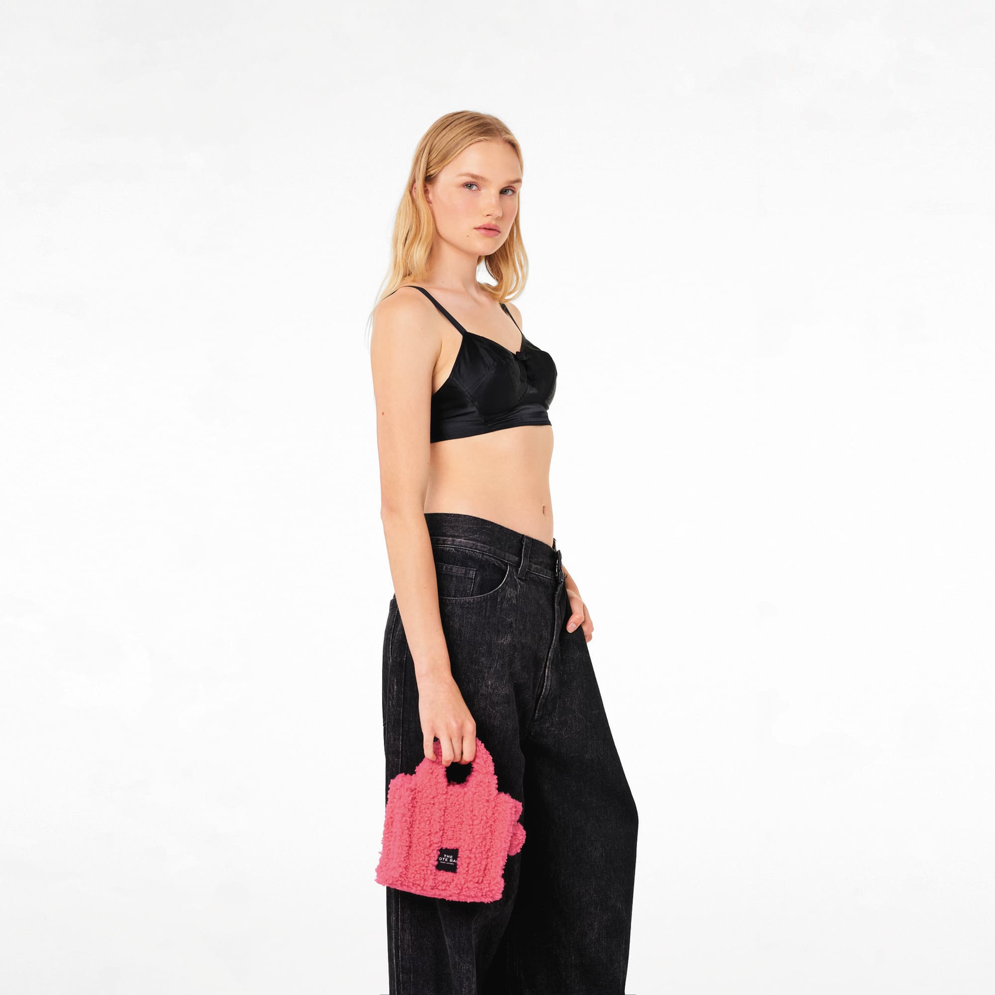 Marc Jacobs粉莓紅泰迪熊絨毛The Tote Bag(迷你)。NT$10,900。(俊思提供)