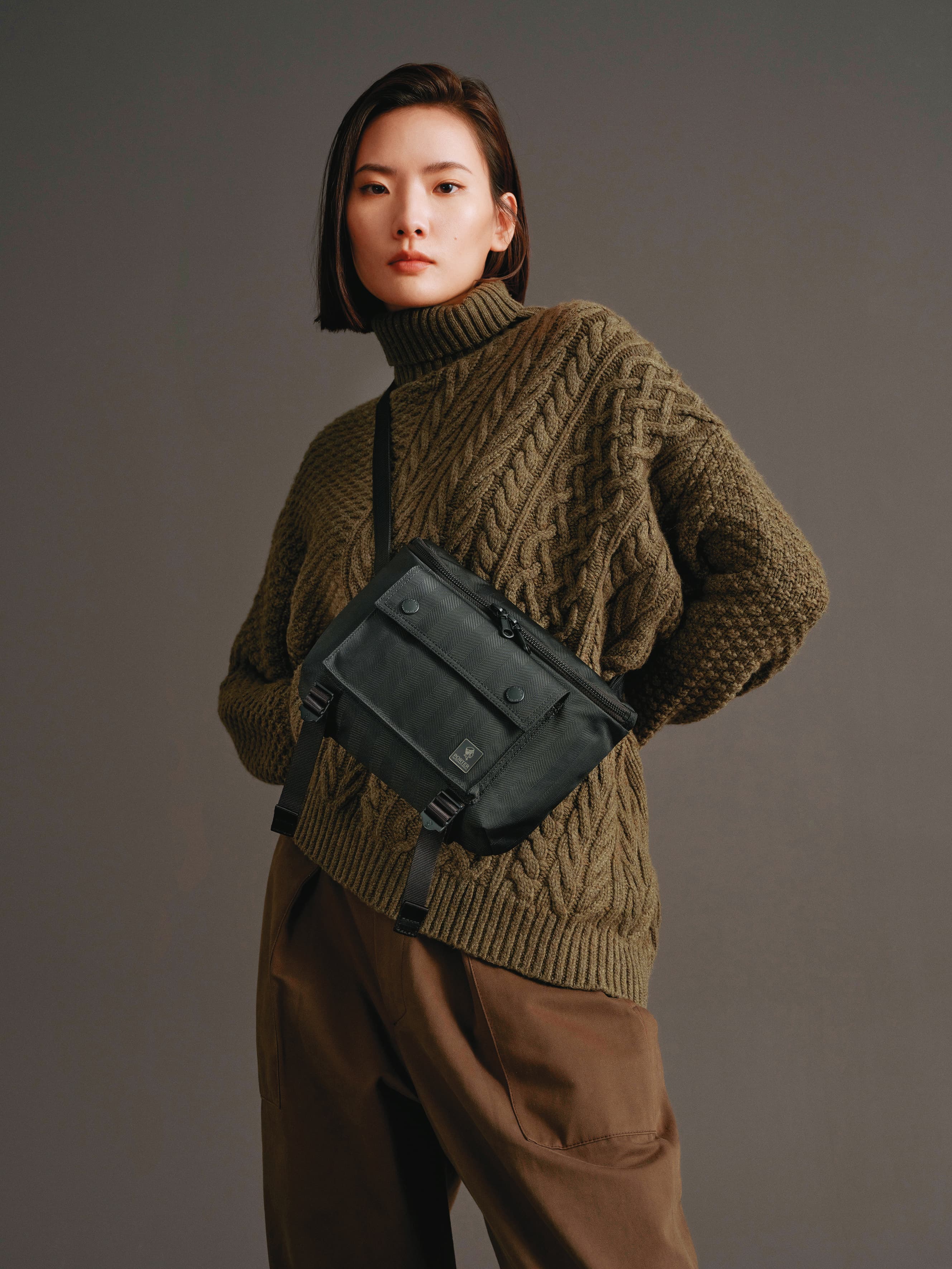 黑色雙調整織帶斜肩包 NT$3,950。(PORTER INTERNATIONAL提供)