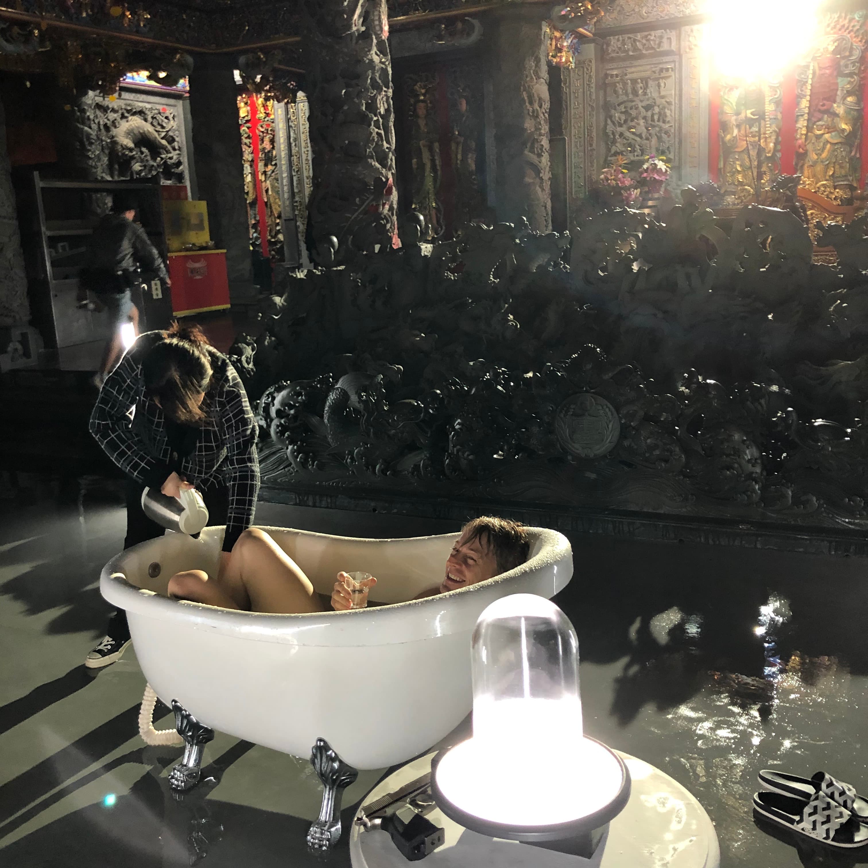 一場躺在浴缸的戲，法比歐在不到10度的寒冬，只穿了一條小內褲泡在冷水裡，卻不叫苦敬業拍攝。（Alexander King Chen提供）