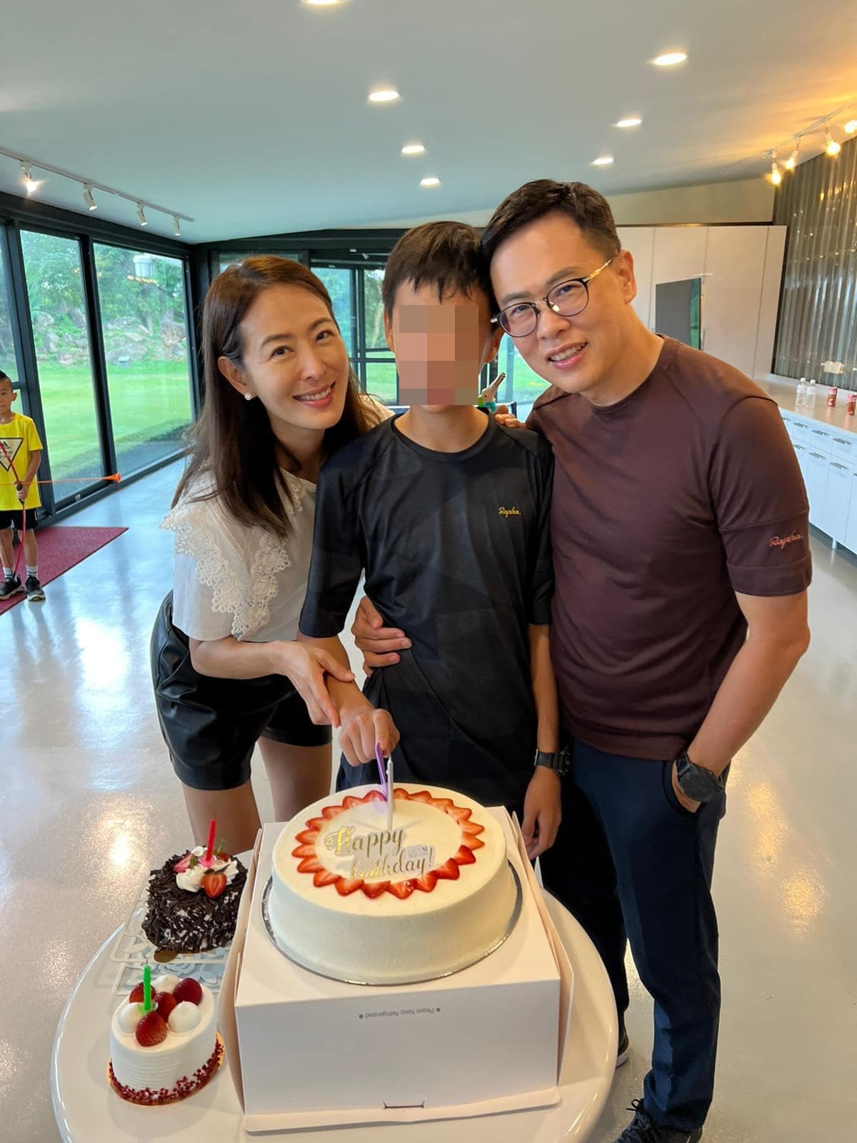賈永婕(左)和老公王兆杰(右)為兒子辦14歲生日烤肉趴。(翻攝自賈永婕臉書)