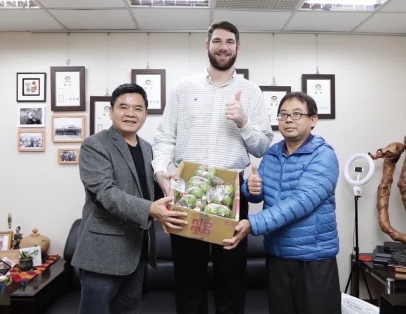 莊瑞雄(左)協助阿提諾(中)完成歸化,今年1月也召開「歸化球員制度化座談會」討論制度政策的問題。(翻攝自莊瑞雄臉書)
