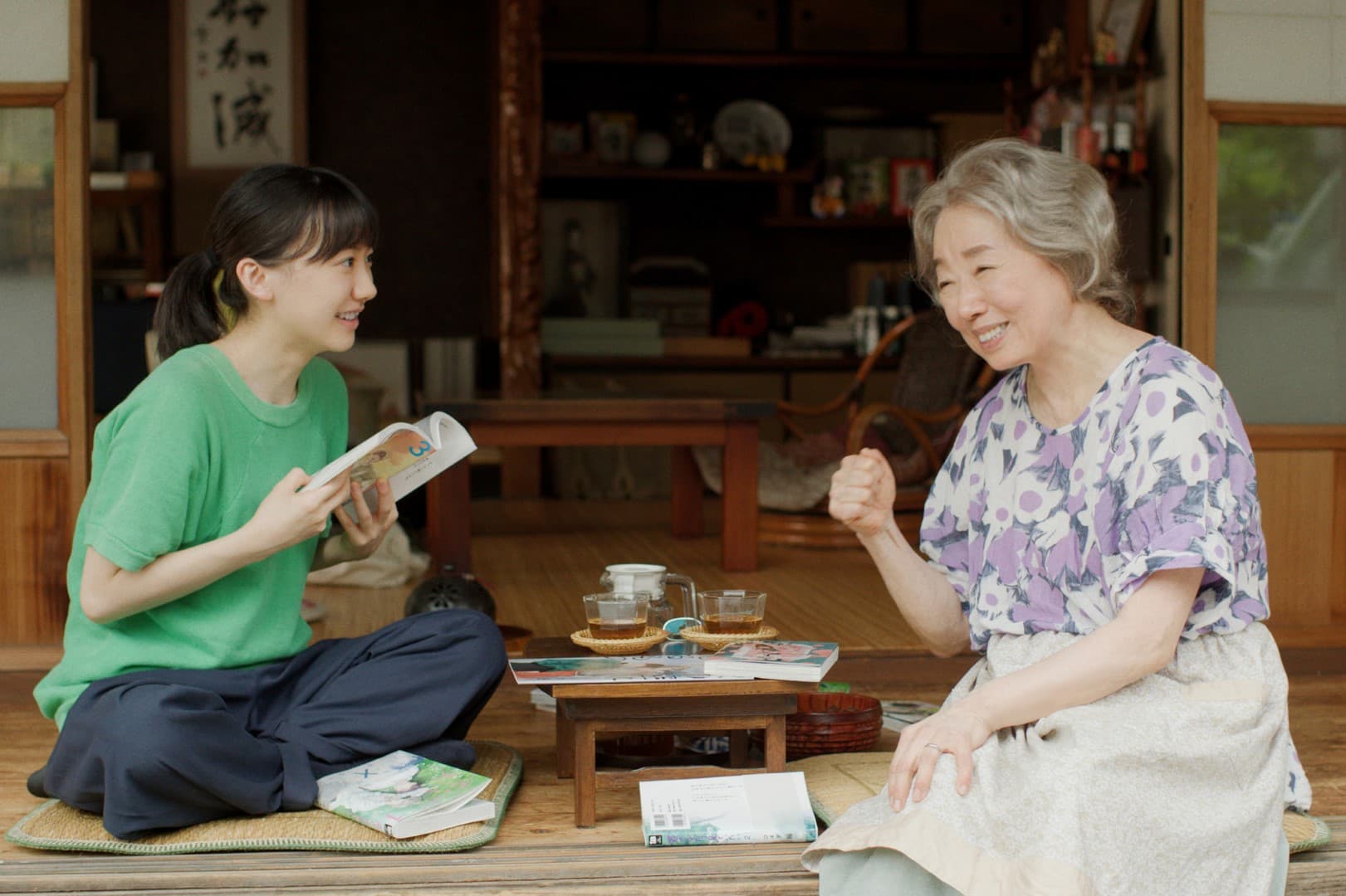 《春心萌動的老屋緣廊》描繪蘆田愛菜(左)和宮本信子因BL漫畫而成忘年之交,改編自同名漫畫。(金馬影展提供)