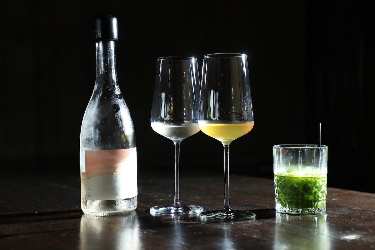 來此可以任選的有、無酒精的搭餐調飲「蔗香抹茶mojito」（右，Mix pairing 2,000元／組 ）、「嵐山飛花」（左，Wine pairing，2,200元／組） 及「芭桂茶」（中，Tea pairing ，1,800元／組）等，風味精彩。