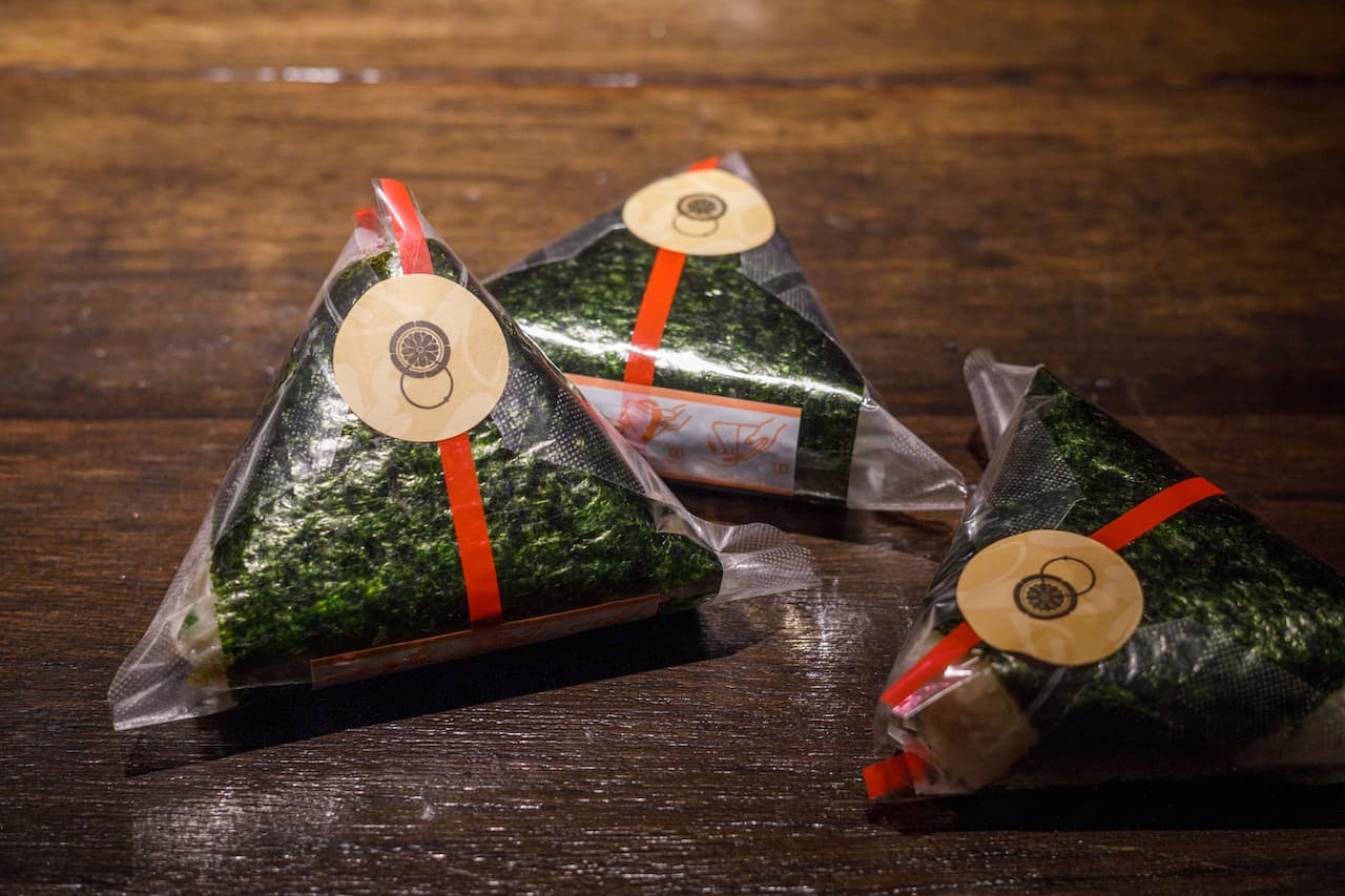 吃不完的釜飯會包成「御飯糰」外帶，打包細節也貼心。（攝影葉琳喬）