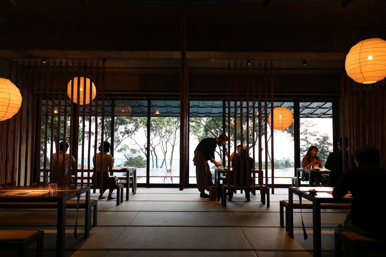 山色綠蔭映透進和宅用餐空間。