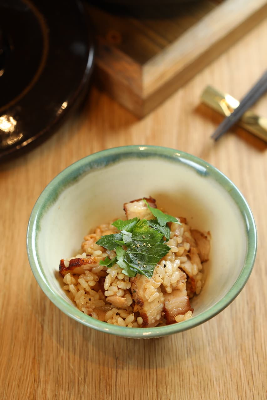 御飯裡的豬肉甜潤、花菜干爽脆，米粒吸潤脂油。