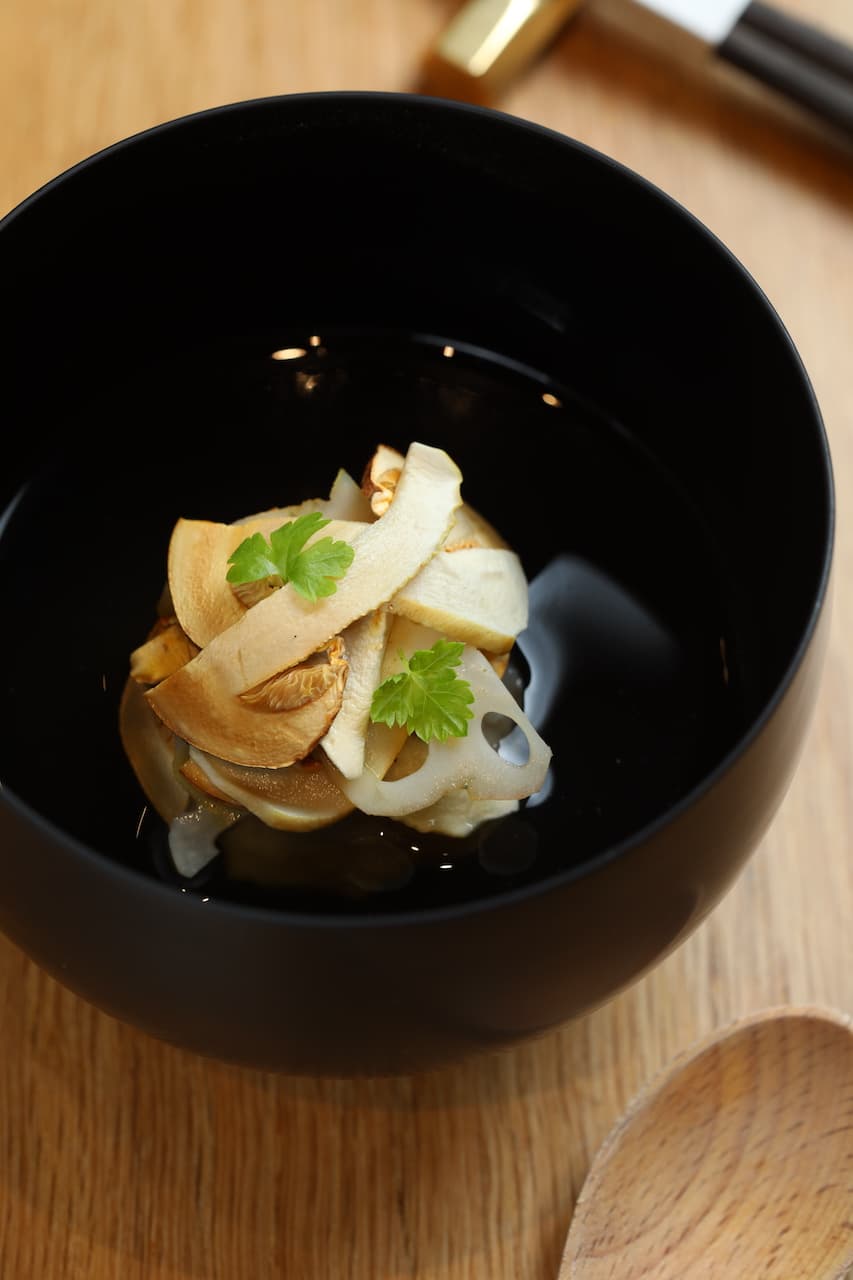 洋溢秋意的湯品「椀物 蓮根饅頭椀」，姬松茸帶有山林般香氣。（3,500元套餐菜色）