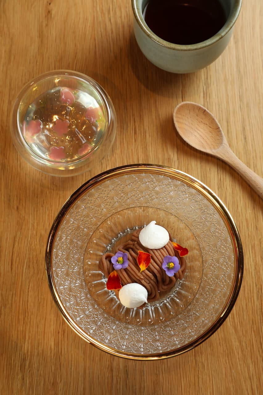 雙款甘味「蒙布朗」及「羊羹」，以和洋菓子呼應整套菜單裡交融的中西元素。（皆3,500元套餐菜色）