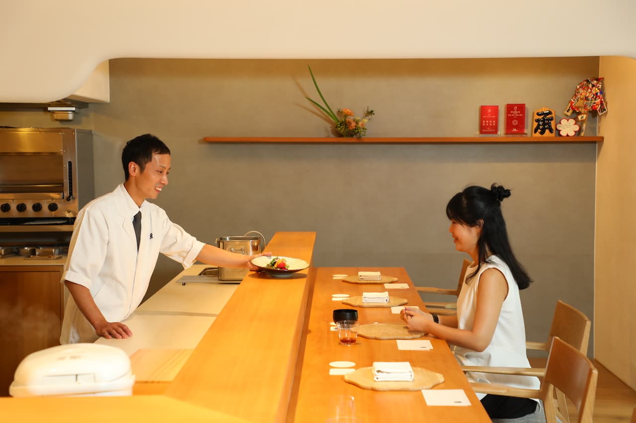 在板前用餐可看到廚房團隊所有細節，有如一座互動式料理劇場。