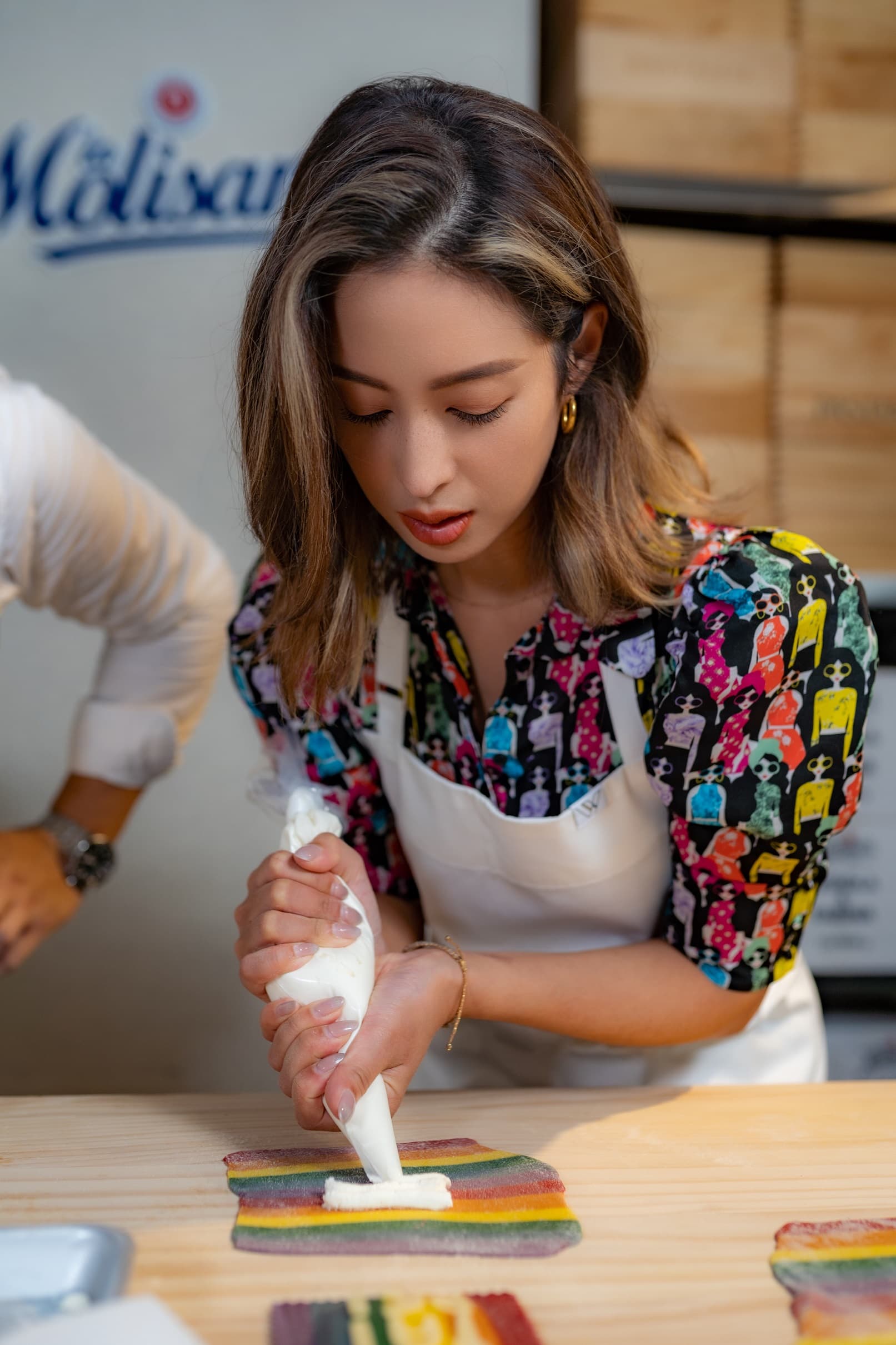 一向支持LGBTQ 不遺餘力的莫允雯特別參與好友Chef Timothy的彩虹企劃。（Pasta & Co.提供）