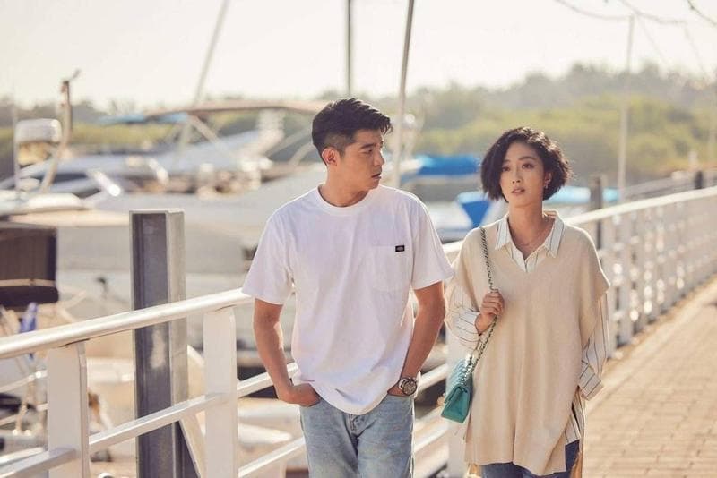 桂綸鎂(右)與王柏傑(左)主演的《台北女子圖鑑》,在網路上引發熱議。(Disney+提供)