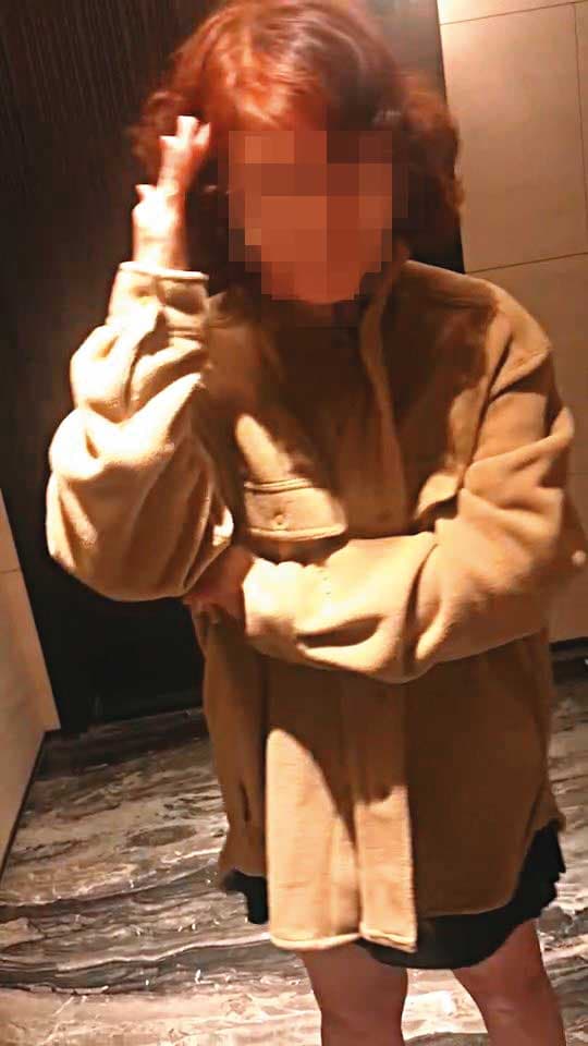 住戶受不了王子和友人半夜吵鬧,偕保全按門鈴後,卻是邱母(圖)出面道歉。(讀者提供)