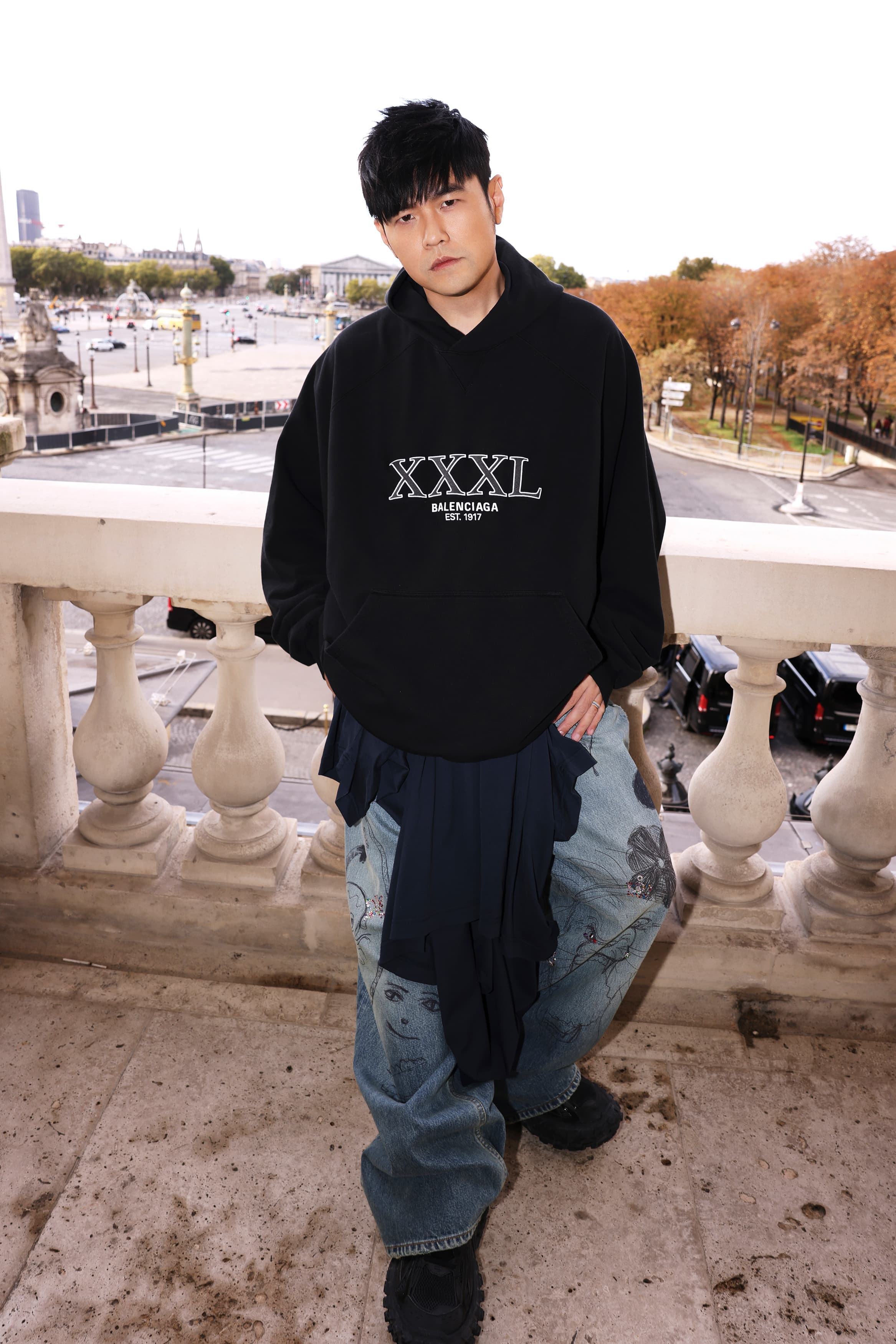 周杰倫應Balenciaga（巴黎世家）邀約，出席巴黎時裝週。（Balenciaga、杰威爾音樂提供）