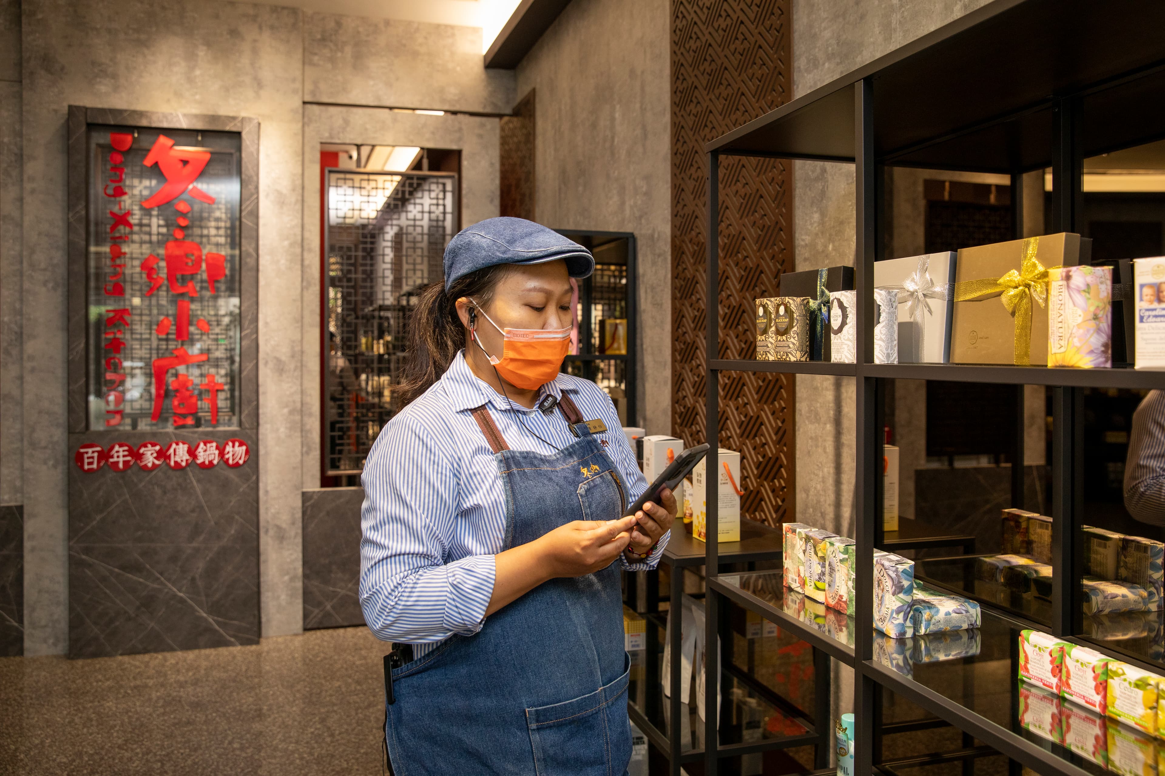 去年8月結束分店後，白宇皓改裝本店自宅，1樓改為團購店賺現金流，圖為黃靜怡正在聯繫出貨。