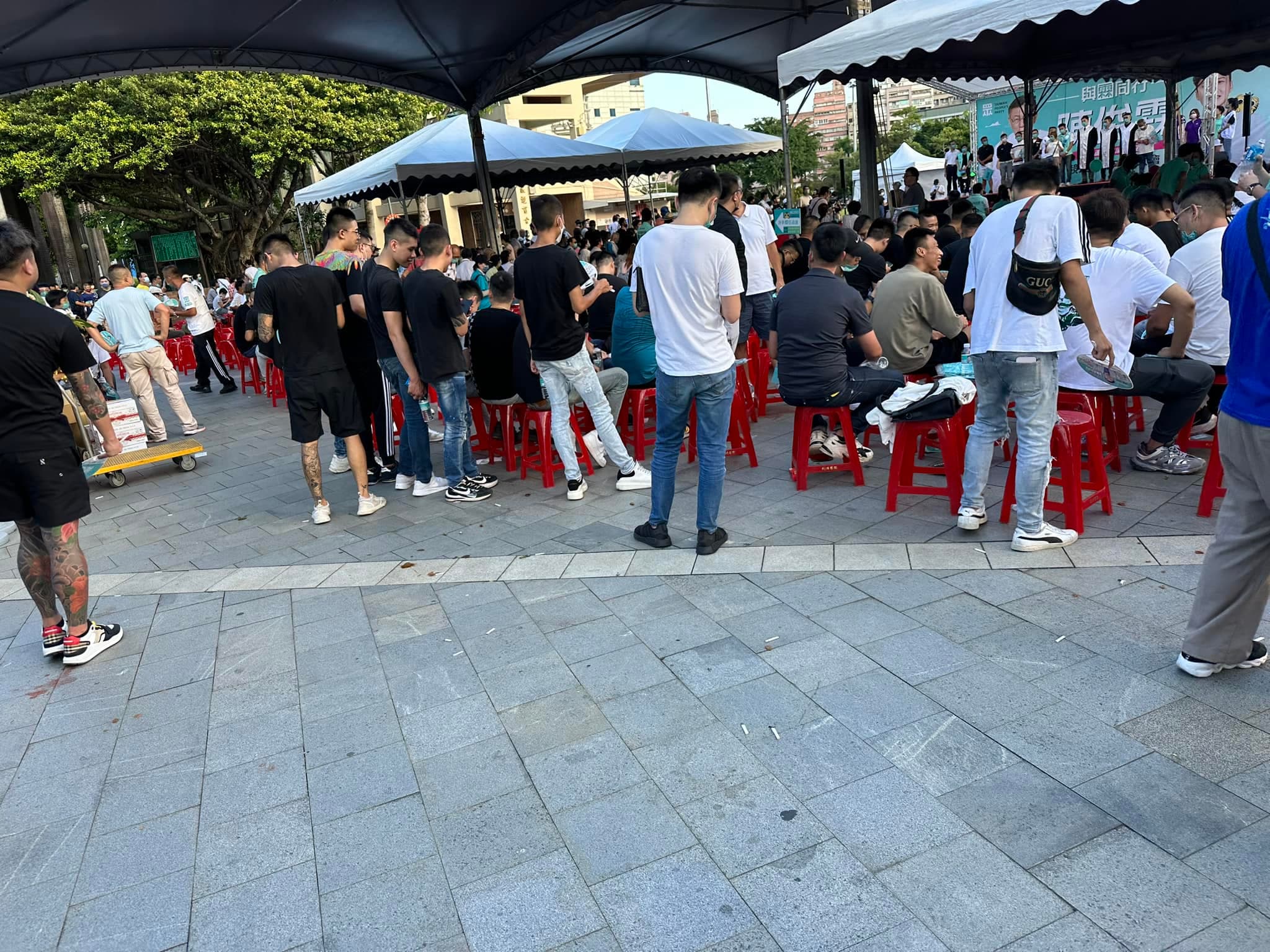 四叉貓昨到民眾黨三重造勢活動現場拍照發文,卻遭到網友質疑,氣得他還原真相。(翻攝自劉宇臉書)