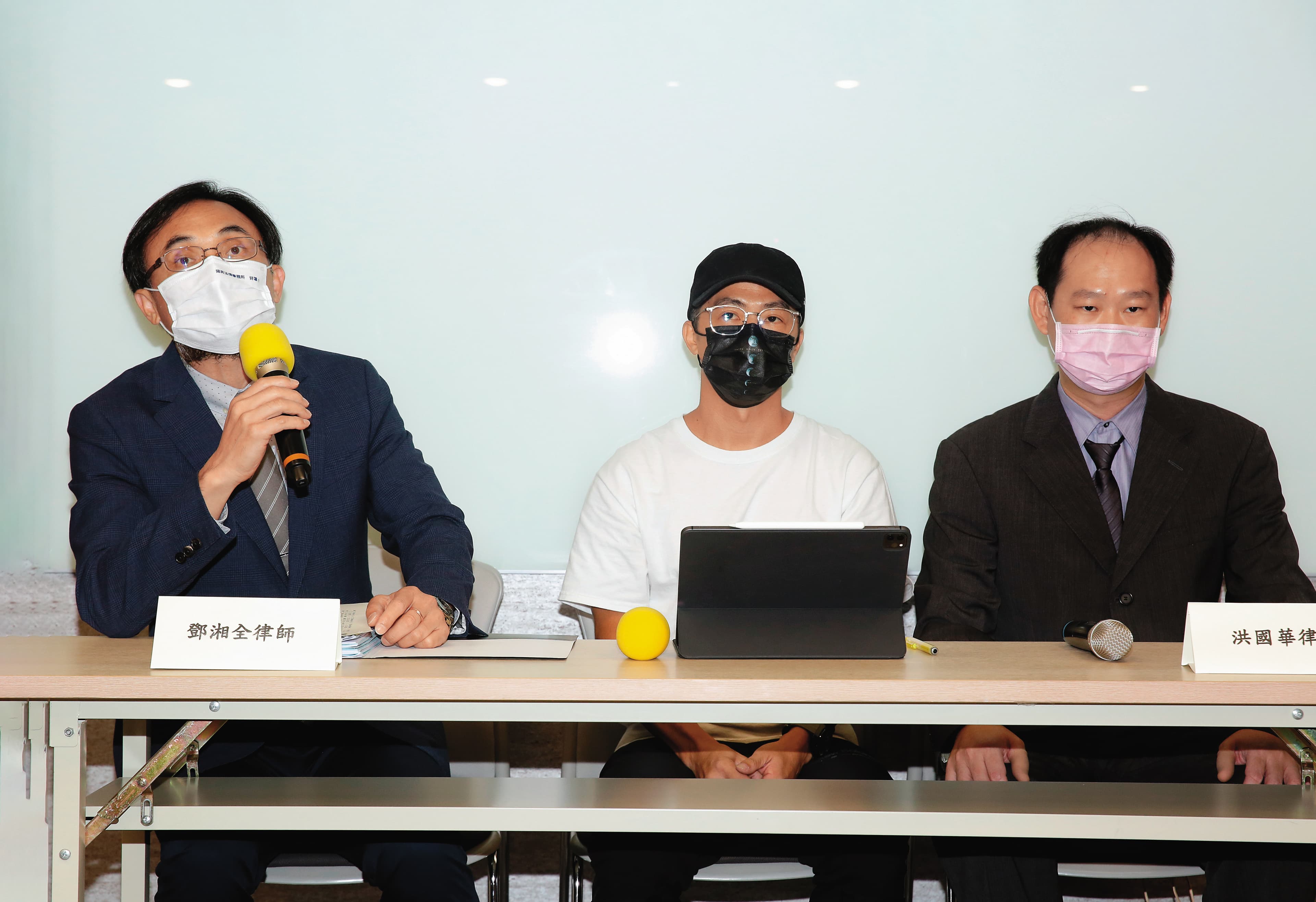 林義傑（中）涉以釣魚手法引誘網友下載影片再索求和解金，在律師陪同下召開記者會。