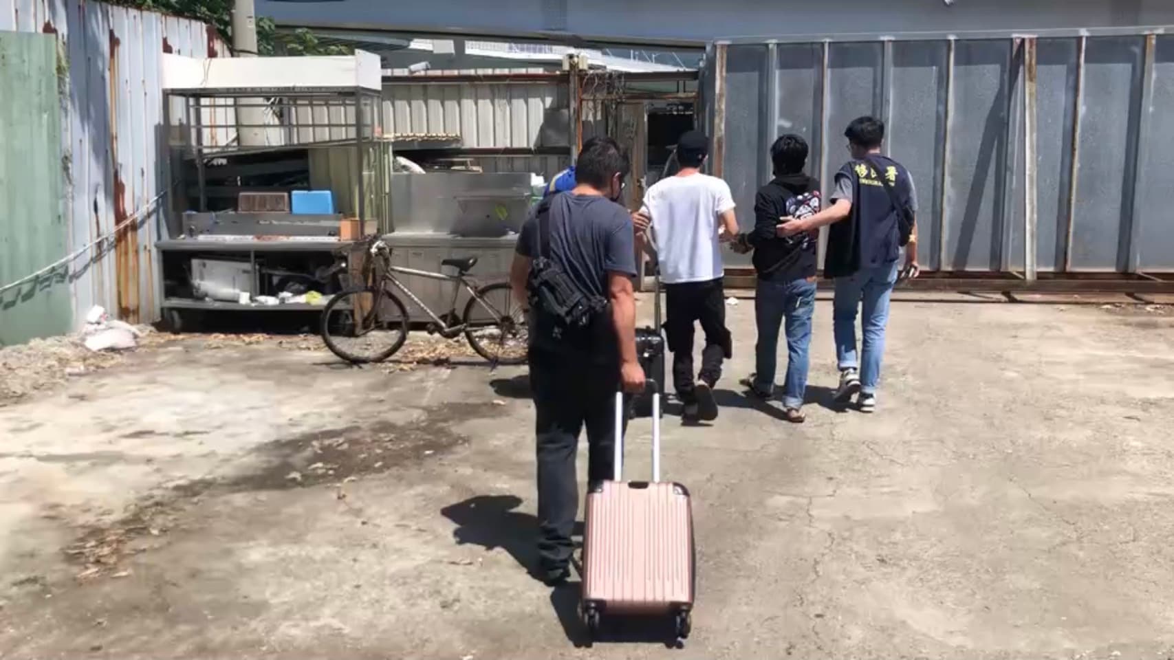 移民署專勤隊員即將遣送失聯移工。(翻攝畫面)