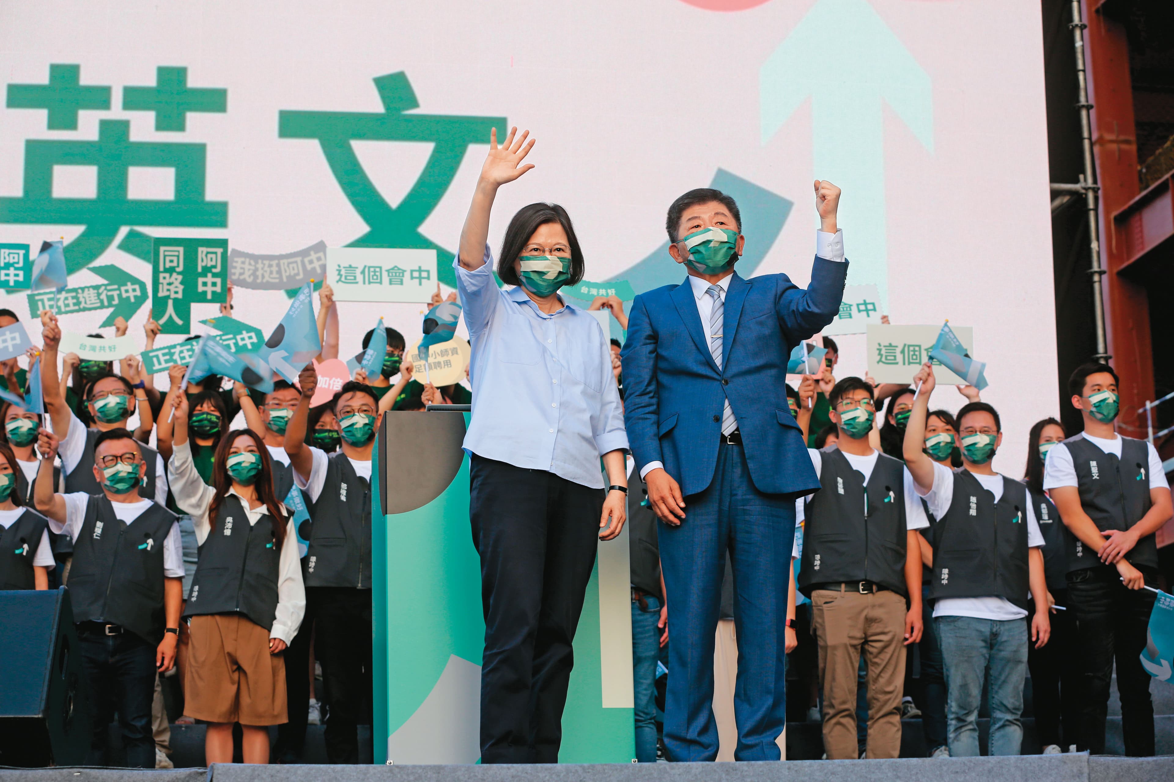 陳時中10月第一天就辦競總萬人造勢,包含總統蔡英文在內的綠營四天王齊聚替他拉抬聲勢。