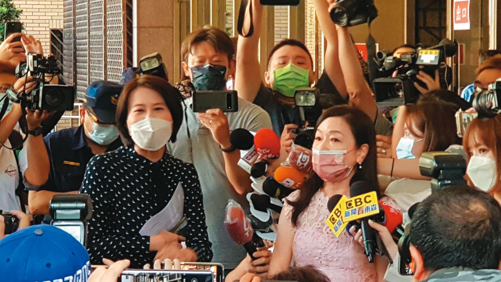 媒體人周玉蔻發動蔣孝嚴緋聞議題,甚至上演與藍營議員王鴻薇的對罵戲碼,綠營坦言讓陳時中競選節奏大亂。